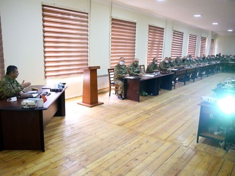 Zakir Həsənov generalların məruzələrini dinlədi