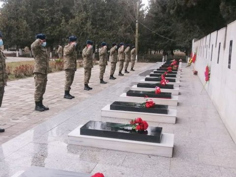 Hərbçilər şəhidlərin məzarlarını ziyarət ediblər - FOTO
