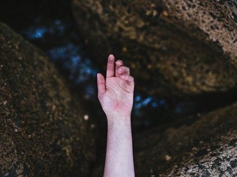 Bakıda iki qızı vəhşicəsinə döyüb yola atdılar