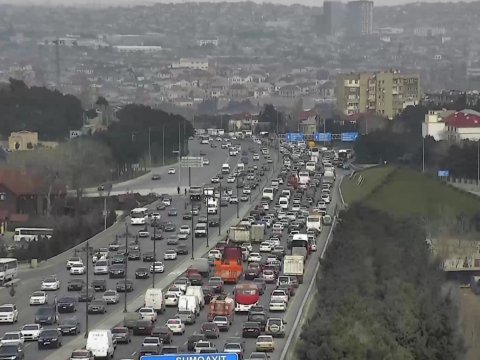 Yük maşını aşdı - prospekt bağlandı