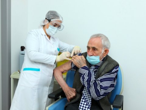 “Qocalar evi”ndə vaksinasiya - Ahıllardan yoluxan var?