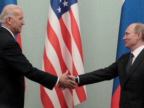 Putin Baydeni canlı efirdə debata çağırdı