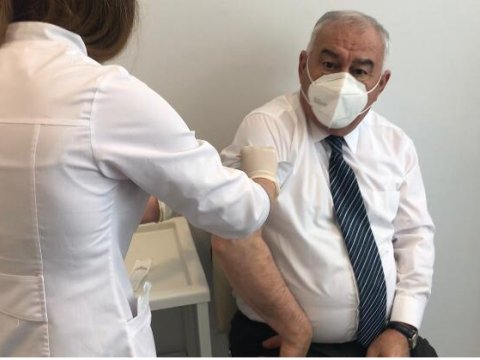 İcra başçısına vaksin vuruldu