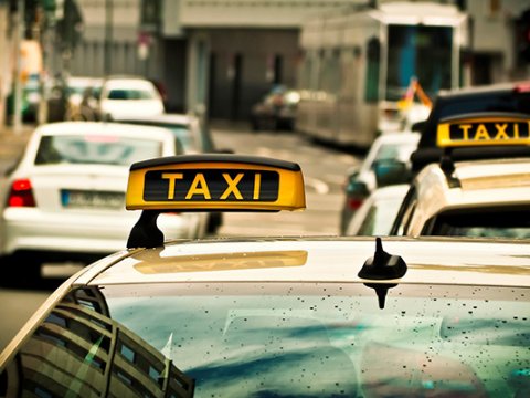 Sürücü taksidə qalan 44 min manatı götürüb yoxa çıxdı