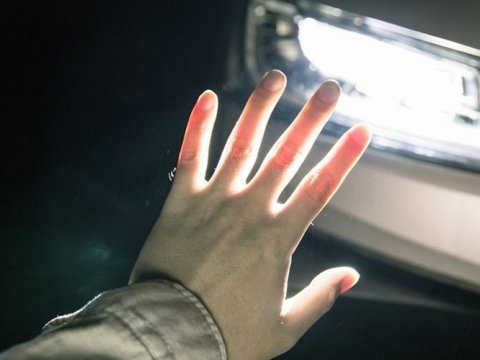 Saatlıda avtomobil piyadanı vuraraq ağır yaraladı