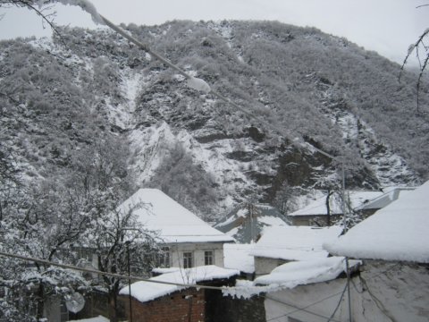 Qaxda 10 santimetrdən çox qar yağıb