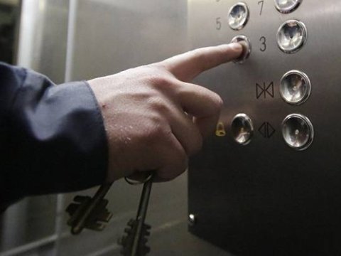 Liftdə köməksiz qalan şəxs xilas edildi