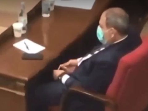 Paşinyan parlamentin iclasında təsbeh çevirdi – VİDEO