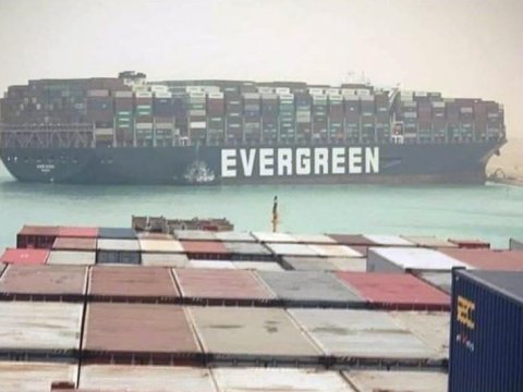 Süveyş kanalında yük gəmisi ilişdi, hərəkət dayandırıldı
