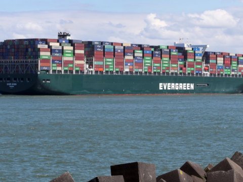 Süveyş kanalında 400 milyon dollarlıq neft ilişib