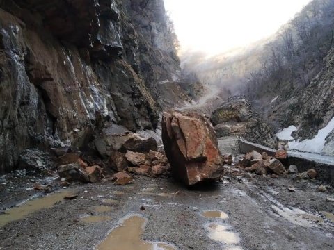 Quba-Xınalıq yoluna 10 tonluq qaya parçası düşdü - FOTO