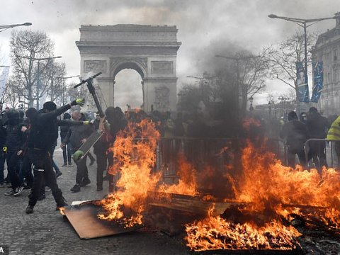 Paris küçələrində yeni etiraz dalğası