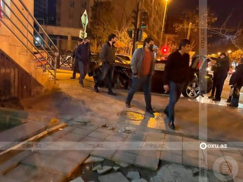 Bakıda idman avtomobili səkiyə çırpıldı - FOTO