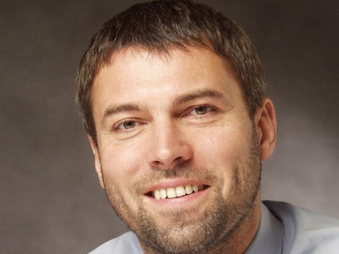 Ölkəsinin ən varlı şəxsi istirahətdə öldü