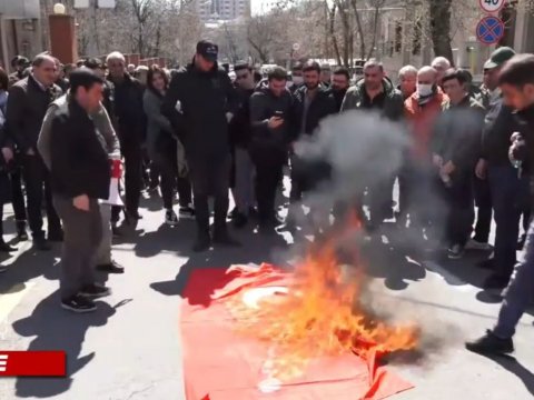 Yerevanda Türkiyə bayrağı yandırıldı – FOTO