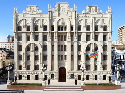 Polis azyaşlının yanında atasını zorla maşına mindirib? - rəsmi açıqlama
