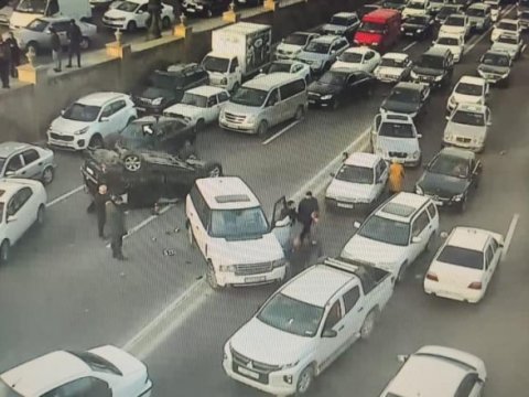 Bakıda tıxaca səbəb olan qəzada 3 nəfər YARALANDI