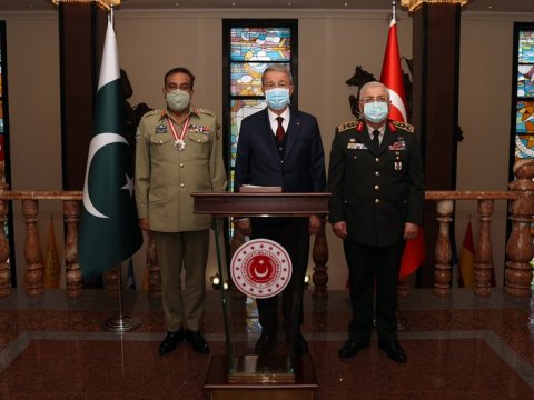 Hulusi Akar Pakistanın Baş Qərargah rəisi ilə görüşdü