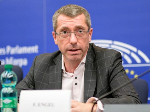 Ermənipərəst lobbiçi korrupsiya qalmaqalına görə istefa verdi