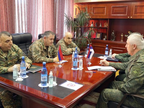 Erməni general Qarabağdakı rus sülhməramlılarının komandirilə “əsirləri” müzakirə etdi 