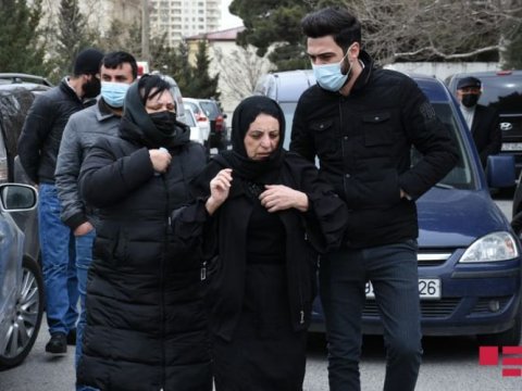 Rəmiş koronavirusdan ölüb - Amma yoldaşı dəfndə maskasızdır