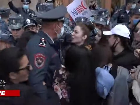 Yerevanda qadınlar aksiya keçirir – saxlanılanlar var