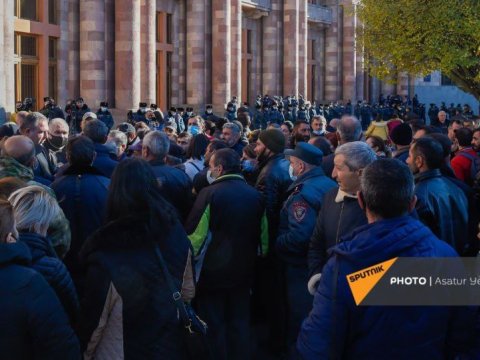 Yerevanda itkin düşən hərbçilərin yaxınları kütləvi aksiyalar keçirir