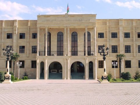Bu icra hakimiyyətinin qarşısında intihara cəhd edildi