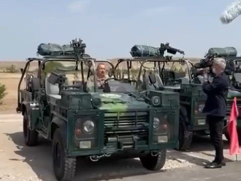 İlham Əliyev yeni hərbi texnikalarla tanış oldu - VİDEO