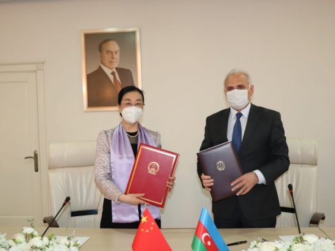 Çin Azərbaycana 150 min doza pulsuz vaksin verdi