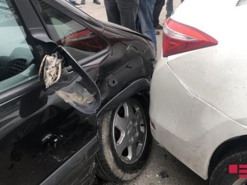YPX avtomobili qəzaya düşdü, polis əməkdaşı xəsarət aldı – FOTO