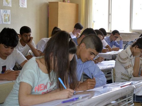 Bu gün 18 minədək şagird buraxılış imtahanı verir