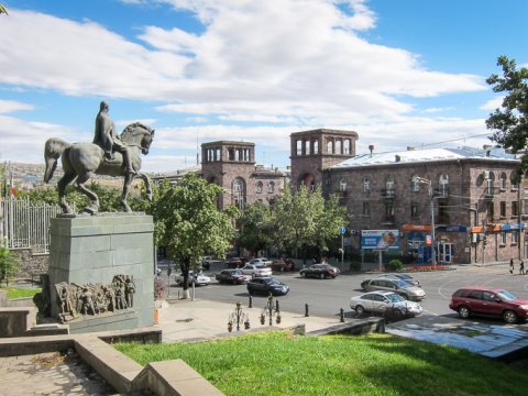 Azərbaycanlı Yerevanın mərkəzində topraq sahəsi aldı