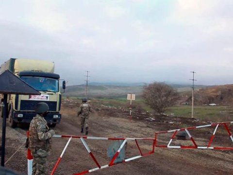 İşğaldan azad edilmiş yerə keçib, polisi maşınla vurdu