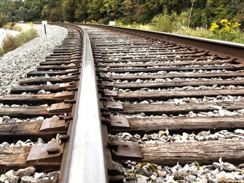Gürcüstanda sərnişin qatarı relsdən çıxdı