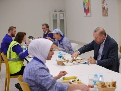 Ərdoğan iftarını fabrik işçiləri ilə birgə açdı - FOTO