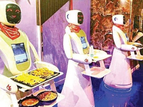 Səudiyyə Ərəbistanında robotlar ofisiantlığa başladı