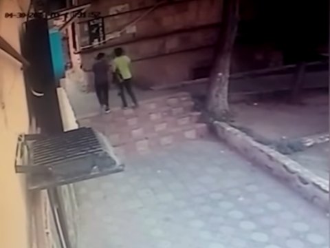 Bakıda 14 yaşlı oğlanın başına daş plitəsi belə düşüb – VİDEO