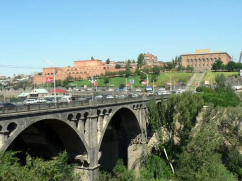 Ermənistanda müharibə iştirakçısı özünü KÖRPÜDƏN ATDI