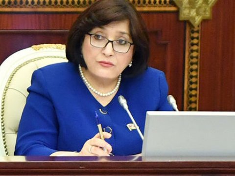 Spiker deputatlara irad tutdu: “İclasa girəndə telefonlarınızı söndürün”