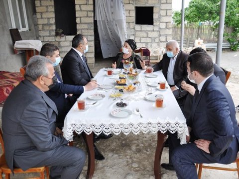 İcra başçısı Şəhid anasını evində ziyarət edib