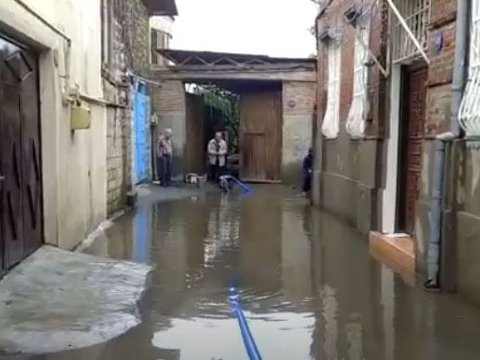 Gəncədə evləri su basdı - VİDEO