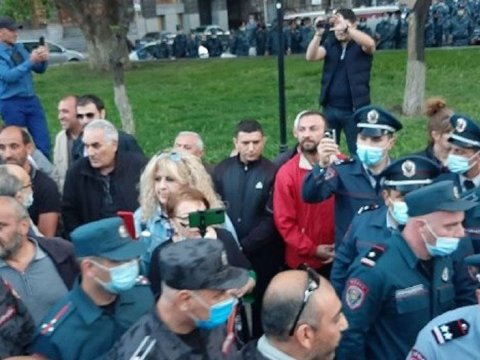 Lavrov İrəvanda etirazla qarşılandı