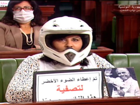 Deputat parlamentin iclasına dəbilqə və zirehli jiletdə qatılıb - VİDEO