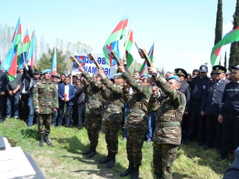 Bu şəxslər dəfn edilərkən hərbi ehtiram göstəriləcək
