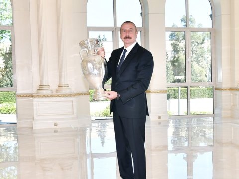 AVRO-2020-nin kuboku İlham Əliyevə təqdim olundu