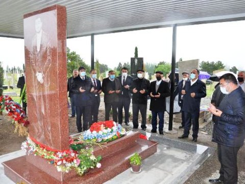 İcra başçısı Milli Qəhrəmanın anım günündə məzarını ziyarət edib