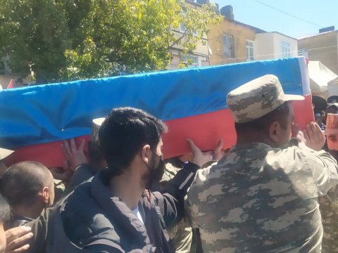Nəşi tapılan Şəhid hərbçimizin cənazəsi qarşısında qurban kəsildi