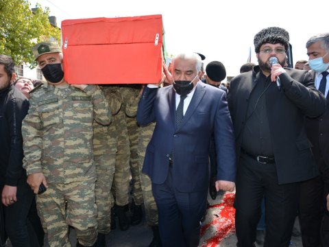 İcra başçısı Şəhidin tabutunu daşıdı - FOTOLAR
