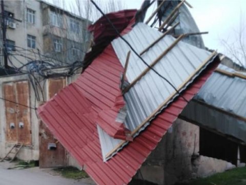 Bakıda külək binanın dam örtüyünü uçurdu